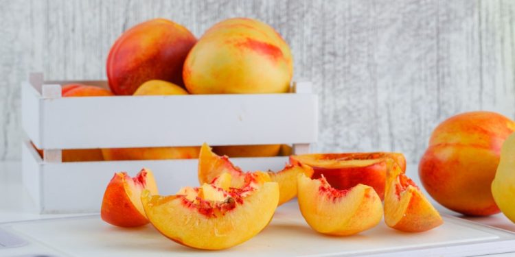 perziken crumble en amandelen toetje