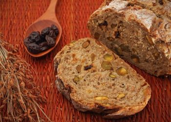 zoete rozijnenbroodjes met kardemom