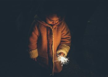 Tips voor het veilig afsteken van vuurwerk met kinderen