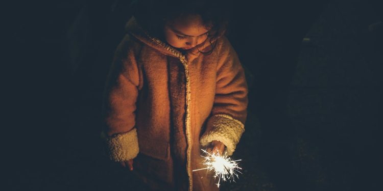 Tips voor het veilig afsteken van vuurwerk met kinderen