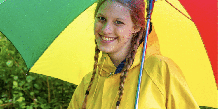 Steeds meer vrouwen dragen regenjas als mode item