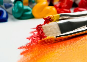 Waarom kleurverf meer aandacht vraagt dan wit schilderwerk