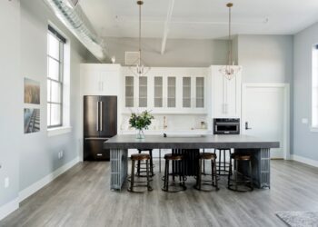 De zachte spanning van ontspannen na een drukke huishoudelijke dag