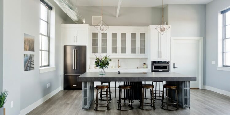 De zachte spanning van ontspannen na een drukke huishoudelijke dag