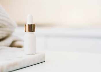 Druppelflesje met make-up drops op een badkamerplank