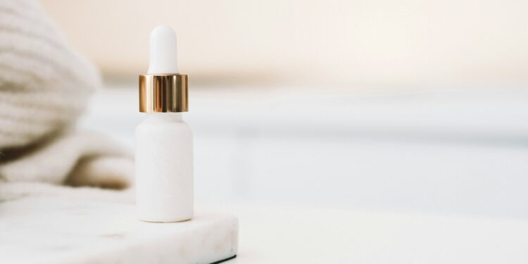 Druppelflesje met make-up drops op een badkamerplank