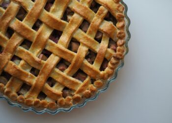 Zelfgebakken kersenvlaai met deegreepjes in ruitjespatroon