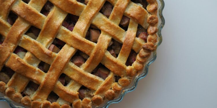 Zelfgebakken kersenvlaai met deegreepjes in ruitjespatroon