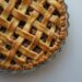 Zelfgebakken kersenvlaai met deegreepjes in ruitjespatroon
