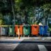 Afvalbakken naast elkaar voor gescheiden inzameling
