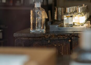 Flesje parfum op een kaptafel bij daglicht