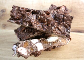 Blokjes rocky road met noten, pretzels en marshmallows op bakpapier