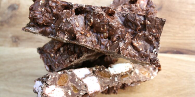 Blokjes rocky road met noten, pretzels en marshmallows op bakpapier