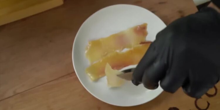 Dun gesneden plakjes serranoham op een bord