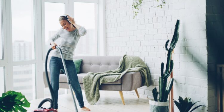 Snoerloze steelstofzuiger op een houten vloer in een woonkamer