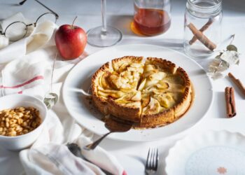 Omgekeerde appeltaart met glanzende karamel op een schaal