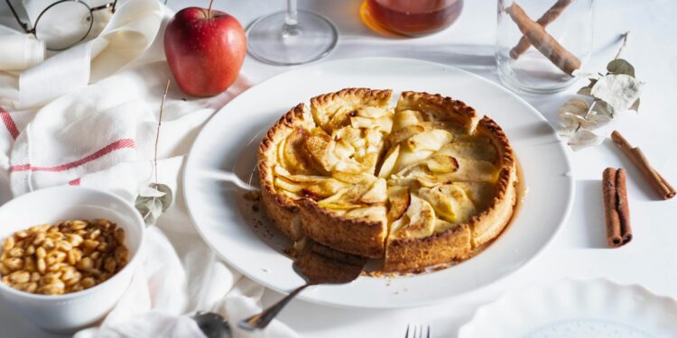 Omgekeerde appeltaart met glanzende karamel op een schaal