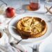 Omgekeerde appeltaart met glanzende karamel op een schaal