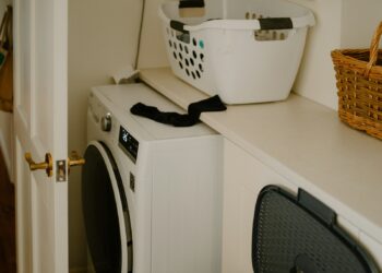 Wasmand met handdoeken en sportkleding voor de wasmachine