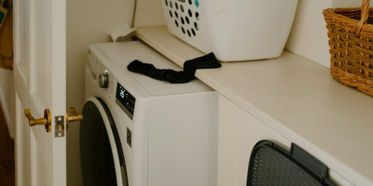 Wasmand met handdoeken en sportkleding voor de wasmachine