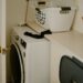 Wasmand met handdoeken en sportkleding voor de wasmachine