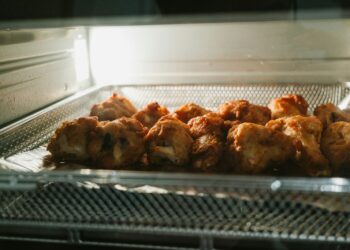 Airfryer met twee lades op een keukenaanrecht
