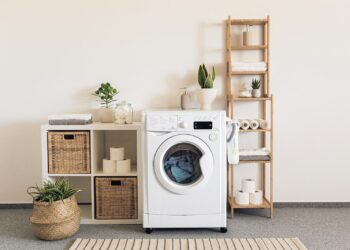 Donkere kleding gaat in de trommel van een wasmachine