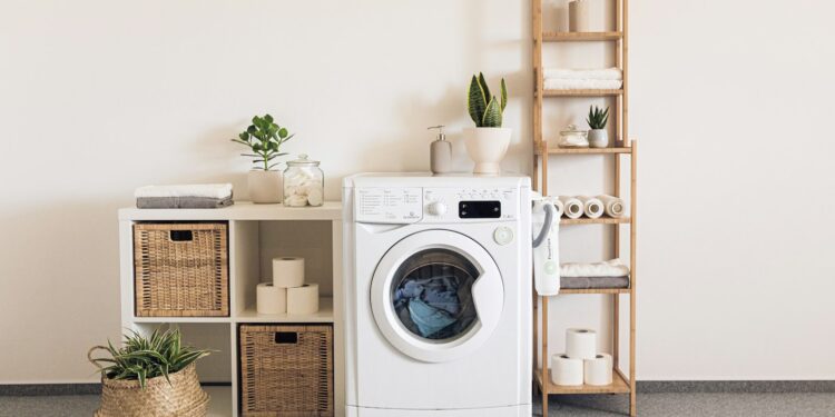 Donkere kleding gaat in de trommel van een wasmachine