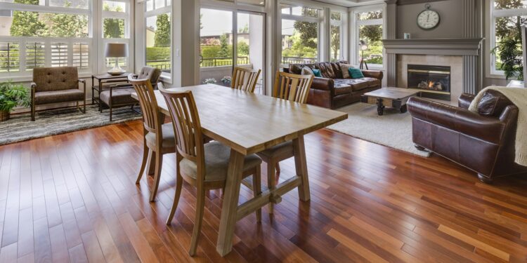 Houten vloer in een woon- en eetkamer