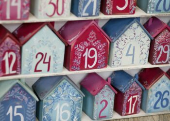 Adventskalender met genummerde vakjes en kleine cadeautjes