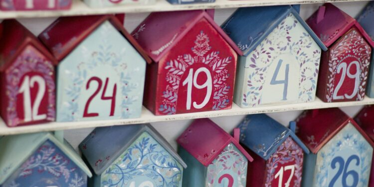 Adventskalender met genummerde vakjes en kleine cadeautjes