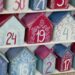 Adventskalender met genummerde vakjes en kleine cadeautjes