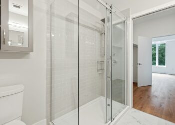Glazen douchewand in een lichte badkamer