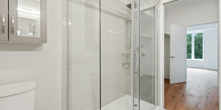 Glazen douchewand in een lichte badkamer