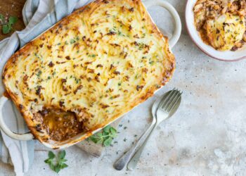 Ovenschotel met goudbruine aardappelpuree en een gehaktvulling