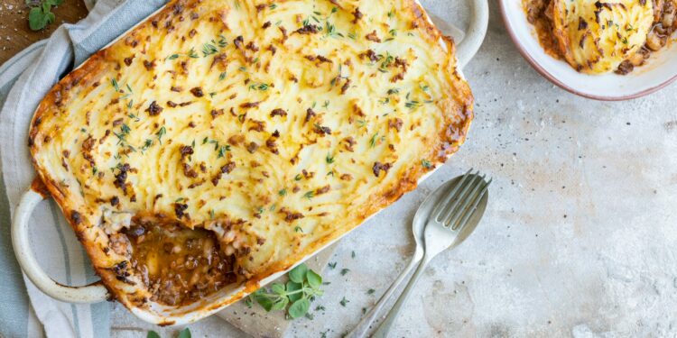 Ovenschotel met goudbruine aardappelpuree en een gehaktvulling