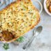 Ovenschotel met goudbruine aardappelpuree en een gehaktvulling