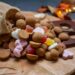 Gebroken chocoladeletter met een romige vulling op een houten plank