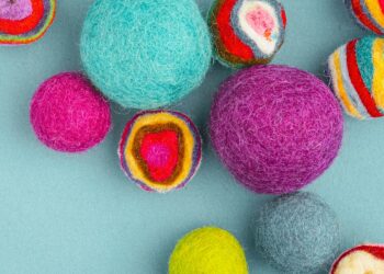 Wollen drogerballen op een stapel schone handdoeken