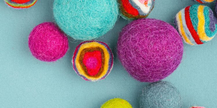 Wollen drogerballen op een stapel schone handdoeken