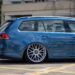 Blauwe stationwagen geparkeerd op een parkeerplaats