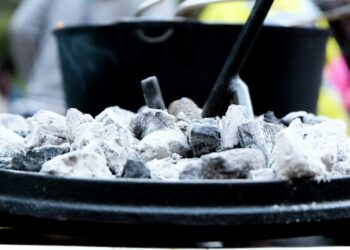 Gietijzeren braadpan met stoofpot op een fornuis