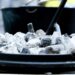 Gietijzeren braadpan met stoofpot op een fornuis