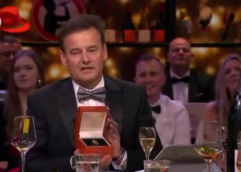 Wilfred Genee met de Gouden Televizier-Ring in een rood doosje aan de tafel van Vandaag Inside