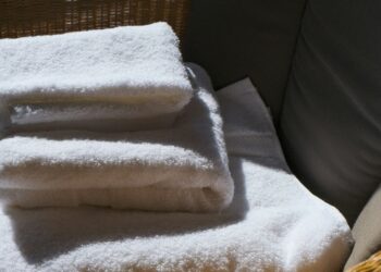 Stapel witte handdoeken in een lichte badkamer