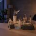 Houten 3D-puzzel van kasteel Zweinstein met verlichte ramen op een tafel