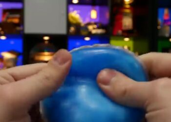 Handen kneden een blauwe herbruikbare handwarmer