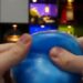 Handen kneden een blauwe herbruikbare handwarmer