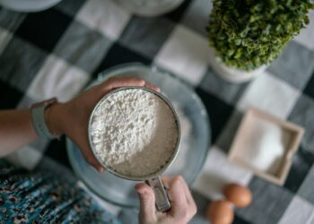 Open pak bloem met een maatschep op een houten aanrecht