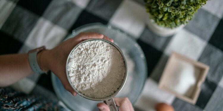 Open pak bloem met een maatschep op een houten aanrecht